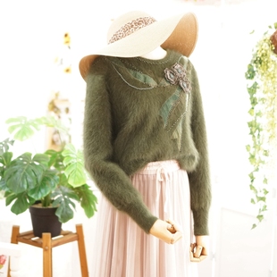 2022年春季绿色毛绒绒(毛，绒绒)温柔兔绒立体盘花名媛，气质长袖套头毛衣