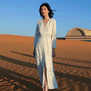 海南三亚泰国海边沙漠旅游度假沙滩，裙长裙白色镂空蕾丝连衣裙超仙