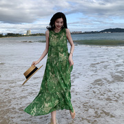波西米亚沙滩连衣裙女夏海边度假绿色碎花无袖长裙气质慵懒感裙子