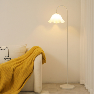 奶油风落地灯创意个性花朵客厅，沙发旁卧室床头灯，装饰灯立式台灯