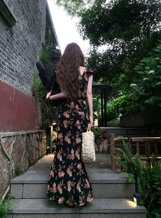 sya溪小西黑色小飞袖，修身碎花裙女2023夏季度假风法式复古连衣裙