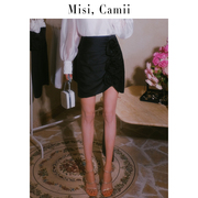 Misi Camii立体玫瑰花抽褶半裙光泽缎面黑色设计感小A裙包臀短裙