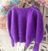 2019紫色一字领个性肩膀珠珠花设计泡泡袖毛茸茸宽松套头兔毛