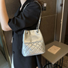 韩国水桶包包女2023夏天高级质感小众，菱格链条单肩斜挎包女包