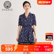 KODICE翻领印花连衣裙2023夏季女短袖不规则裙边腰带收腰长裙