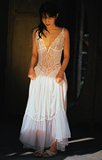 森小艺摄影篠山纪信白色蕾丝吊带透视甜美性感，气质v领长裙