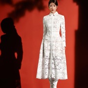 2024 优雅修身白色水溶蕾丝长袖连衣裙 小礼服裙 越南设计师