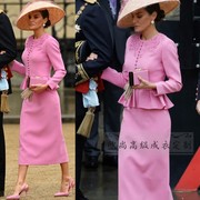 高级定制西班牙王妃同款圆领拼接蕾丝粉色西装套装，裙修身褶皱时尚