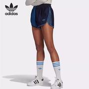 adidas阿迪达斯三叶草运动裤女子，复古撞色牛仔，休闲服短裤gm5374