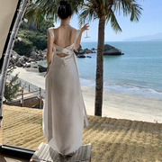 泰国三亚拍照沙滩裙女海边度假超仙缎面连衣裙夏气质收腰露背长裙
