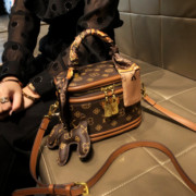 香港品牌包包女2023真皮高级单肩盒子小包复古手提斜跨水桶包
