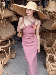 法式立体花朵吊带连衣裙，女2024春季小众，设计感修身显瘦肯豆裙
