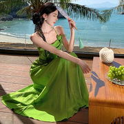 绿色缎面感挂脖吊带连衣裙，女夏季垂感显瘦褶皱海边度假沙滩长裙子