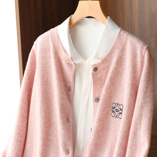 秋冬季刺绣粉色羊绒开衫，女毛衣针织衫韩版宽松100%纯羊毛短款外套
