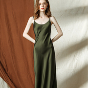 丝质缎面吊带连衣裙军绿色，墨绿色中长款度假风可调节肩带长裙
