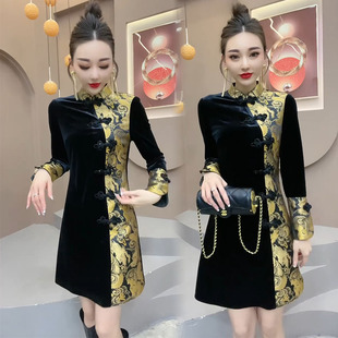 新中式旗袍裙女2024春季设计修身显瘦国风盘扣，高档丝绒连衣裙