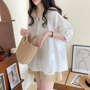 白色娃娃衫上衣女2024年夏季韩版圆领套头，甜美系带勾花中袖衬衫