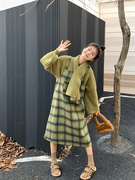 俏皮减龄时尚套装女秋冬撞色绿色，格子背带裙，毛衣围巾慵懒风两件套