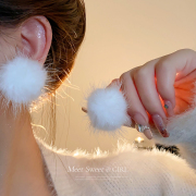 白色毛毛球耳环2023秋冬高级感耳钉适合冬天的毛绒耳饰女
