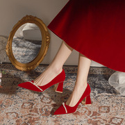 650-80浅口尖头单鞋，女绒面珍珠气质粗跟红色，秀禾婚鞋新娘鞋高跟鞋