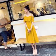 一字肩黄色连衣裙夏小清新2020女吊带性感露肩雪纺中长款裙。