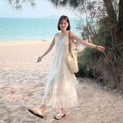 度假风白色吊带连衣裙女夏季修身显瘦蕾丝长裙小众设计感抹胸裙子