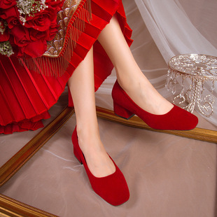 婚鞋女方头粗跟2023中式秀禾新娘，鞋不累脚，红色绒面高跟单鞋