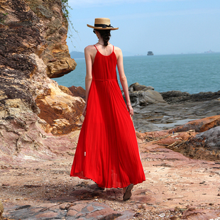 a字大摆宽松显瘦沙滩裙红色，百褶吊带海边慵懒度假风连衣裙长裙