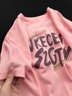 日系复古字母印花纯棉短袖，t恤女夏季设计感宽松chic港味粉色上衣