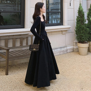 黑色法式长袖赫本风收腰长裙，冬季女式棉质，高级感春秋设计感连衣裙