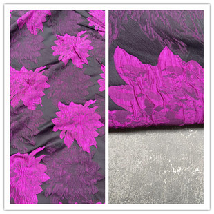 妖娆的提花黑底紫色，立体感提花时装面料，秋冬设计师礼服外套群布料