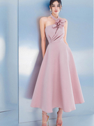 温柔风粉色挂脖小礼服，越南设计师立体花朵长裙，显瘦不规则连衣裙