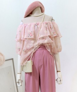 粉色仙气娃娃衫2024夏女装(夏女装，)法式浪漫印花上衣，一字领露肩温柔雪纺衫