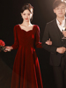 敬酒服新娘2024秋季长袖，酒红色丝绒，礼服小个子冬季订婚连衣裙
