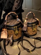香港品牌包包女士2024高级手提发财桶斜跨小包真皮单肩水桶包
