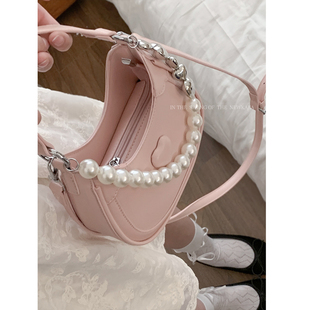 珍珠手提包包女式2024潮韩国小众腋下包高级(包高级)洋气斜挎包新月包