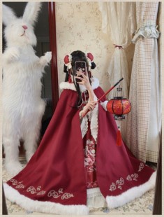 红色刺绣夹棉绗棉獭兔毛斗篷