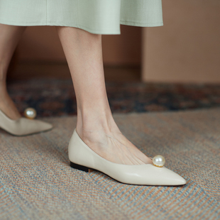 浅口单鞋女白色真皮低跟v口瓢鞋2023网红珍珠软皮尖头平底鞋