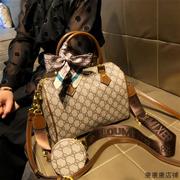 香港品牌包包女士2024复古手提枕头小包真皮单肩斜跨波士顿包