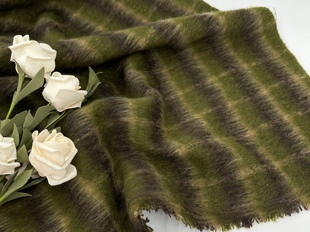 加厚蓬松军绿色长毛，格纹羊毛混纺，面料秋冬大衣外套毛呢布料