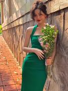 法式复古气质绿色连衣裙女夏季露肩，收腰显瘦开叉，无袖挂脖吊带裙子