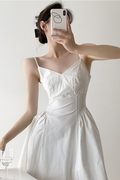 白色v领吊带连衣裙女收腰设计感小众，法式初恋仙女裙甜美气质裙子