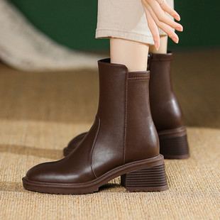 秋冬款棕色靴子粗跟中跟短靴，女侧拉链单靴方头皮靴短筒大码鞋qh