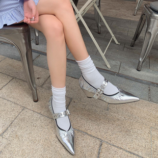 银色单鞋女2024年春夏季尖头浅口鞋ol性感皮带扣坡跟玛丽珍鞋