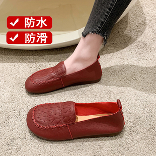 老北京布鞋女妈妈皮鞋秋季中老年红色单鞋防水防滑休闲豆豆鞋软底