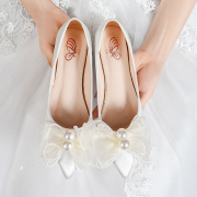 (新人结婚穿的)新娘鞋子婚礼，鞋平底白色珍珠，婚女主婚纱夏绸缎(夏绸缎)尖