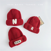 儿童新年款红色帽子秋冬针织，男童套头帽字母，标大红女宝宝毛线帽潮