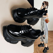 漆皮厚底松糕鞋女款2023年黑色系带小个子增高鞋今年流行的鞋