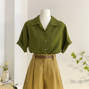 显白复古绿色翻领短袖衬衫，女夏季宽松垂感设计感小众条纹港风上衣