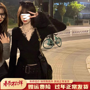 黑色深v领收腰修身蕾丝辣妹短款上衣女，2024早春内搭打底衫t恤